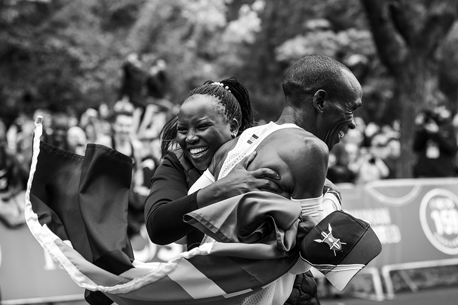 Cả thế giới của Eliud Kipchoge bỗng chốc thu nhỏ với những cái ôm
