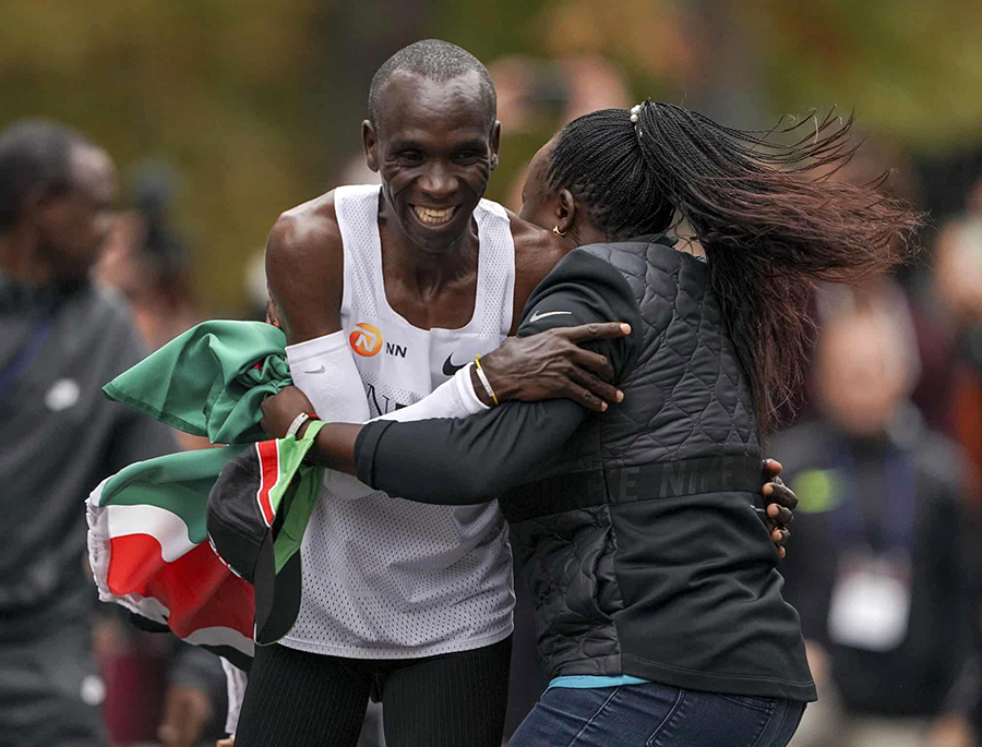 Cả thế giới của Eliud Kipchoge bỗng chốc thu nhỏ với những cái ôm Cả thế giới của Eliud Kipchoge bỗng chốc thu nhỏ với những cái ôm