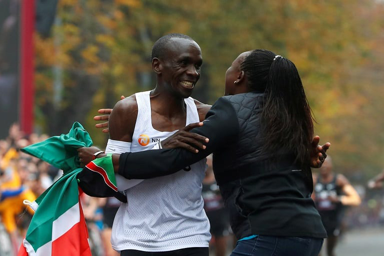 Cả thế giới của Eliud Kipchoge bỗng chốc thu nhỏ với những cái ôm Cả thế giới của Eliud Kipchoge bỗng chốc thu nhỏ với những cái ôm