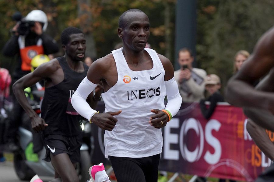 Chùm ảnh siêu ấn tượng Eliud Kipchoge chinh phục Thử thách chạy marathon dưới 2 giờ Chùm ảnh siêu ấn tượng Eliud Kipchoge chinh phục Thử thách chạy marathon dưới 2 giờ