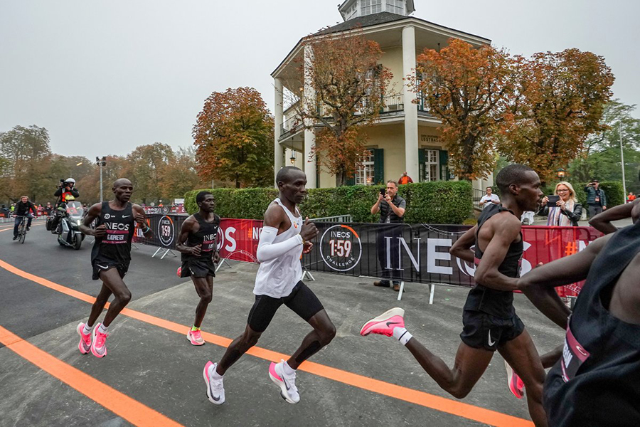 Soi bên trong cực phẩm giày giúp Eliud Kipchoge phá cột mốc marathon 2 giờ Soi bên trong cực phẩm giày giúp Eliud Kipchoge phá cột mốc marathon 2 giờ