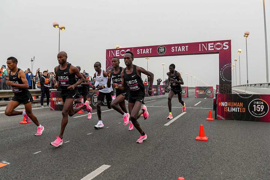 Chùm ảnh siêu ấn tượng Eliud Kipchoge chinh phục Thử thách chạy marathon dưới 2 giờ Chùm ảnh siêu ấn tượng Eliud Kipchoge chinh phục Thử thách chạy marathon dưới 2 giờ