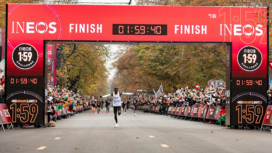 Cả thế giới của Eliud Kipchoge bỗng chốc thu nhỏ với những cái ôm Cả thế giới của Eliud Kipchoge bỗng chốc thu nhỏ với những cái ôm