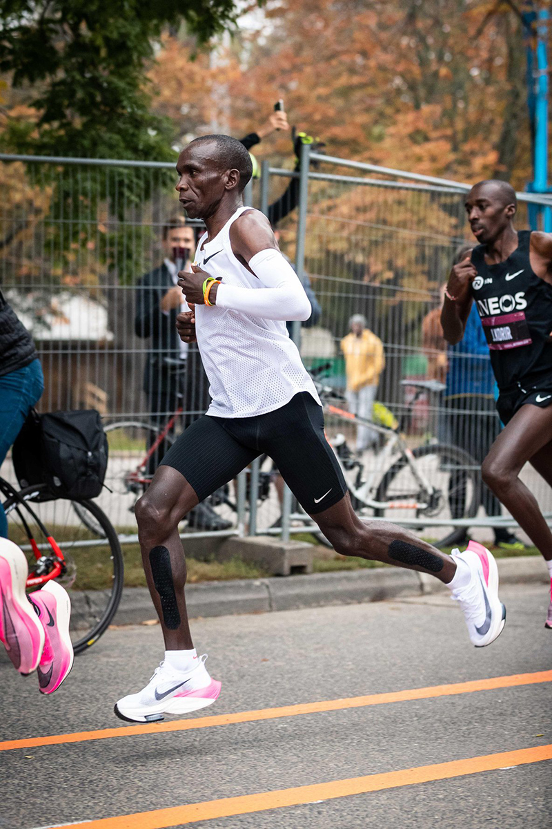 Soi bên trong cực phẩm giày giúp Eliud Kipchoge phá cột mốc marathon 2 giờ Soi bên trong cực phẩm giày giúp Eliud Kipchoge phá cột mốc marathon 2 giờ