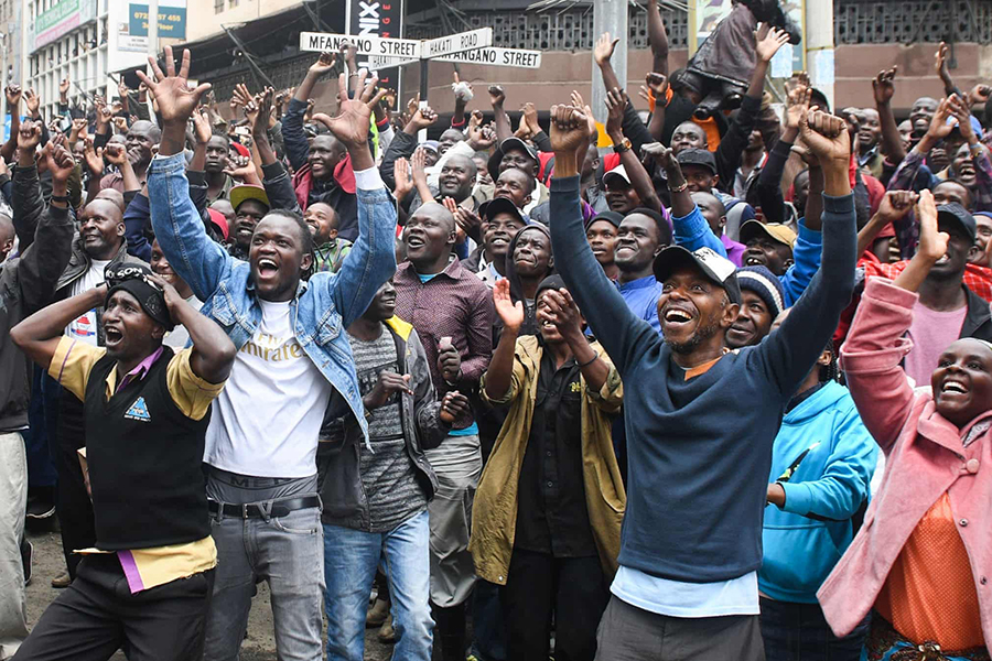 Cả thế giới của Eliud Kipchoge bỗng chốc thu nhỏ với những cái ôm Cả thế giới của Eliud Kipchoge bỗng chốc thu nhỏ với những cái ôm