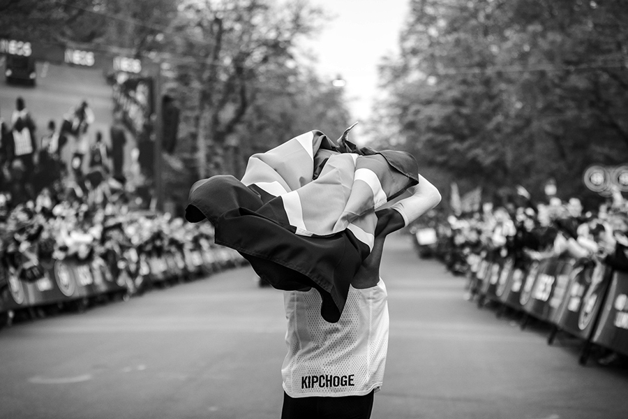 Cả thế giới của Eliud Kipchoge bỗng chốc thu nhỏ với những cái ôm Cả thế giới của Eliud Kipchoge bỗng chốc thu nhỏ với những cái ôm