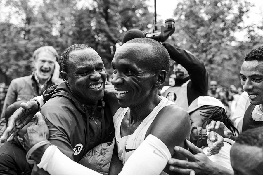 Cả thế giới của Eliud Kipchoge bỗng chốc thu nhỏ với những cái ôm Cả thế giới của Eliud Kipchoge bỗng chốc thu nhỏ với những cái ôm