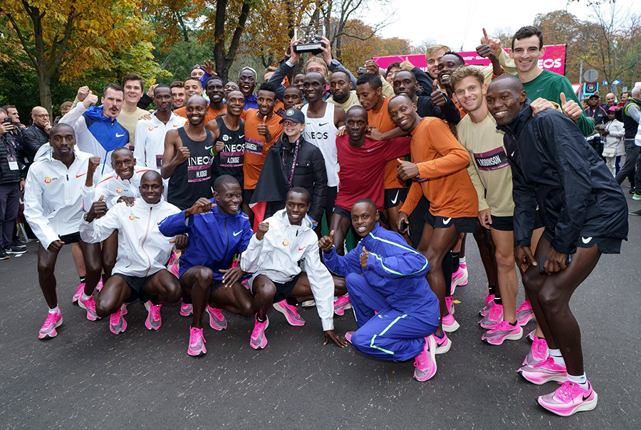 Cả thế giới của Eliud Kipchoge bỗng chốc thu nhỏ với những cái ôm Cả thế giới của Eliud Kipchoge bỗng chốc thu nhỏ với những cái ôm