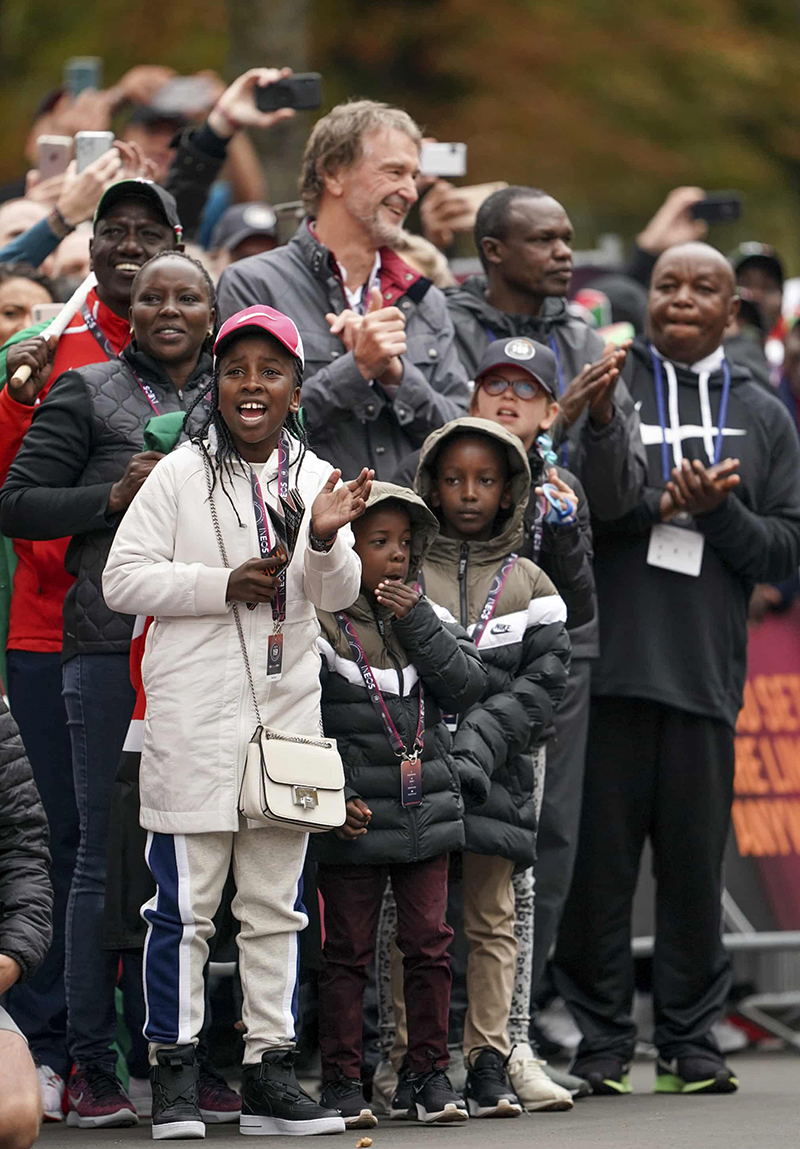 Cả thế giới của Eliud Kipchoge bỗng chốc thu nhỏ với những cái ôm Cả thế giới của Eliud Kipchoge bỗng chốc thu nhỏ với những cái ôm