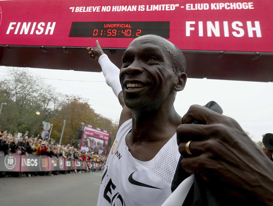 Chùm ảnh siêu ấn tượng Eliud Kipchoge chinh phục Thử thách chạy marathon dưới 2 giờ Chùm ảnh siêu ấn tượng Eliud Kipchoge chinh phục Thử thách chạy marathon dưới 2 giờ