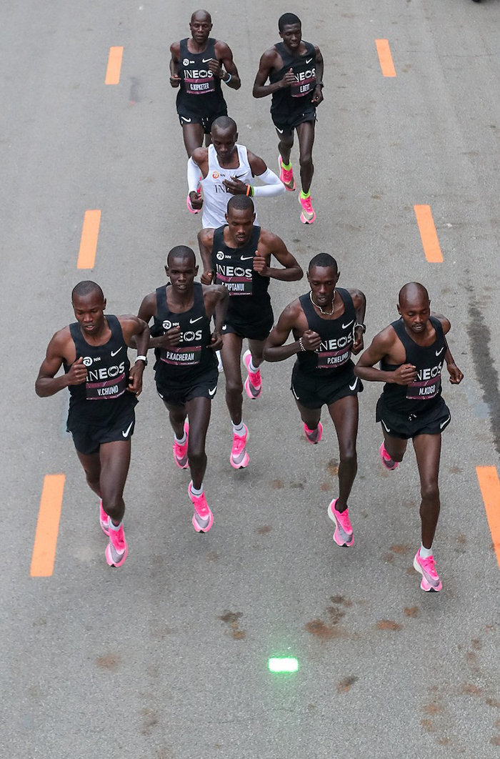 Chùm ảnh siêu ấn tượng Eliud Kipchoge chinh phục Thử thách chạy marathon dưới 2 giờ Chùm ảnh siêu ấn tượng Eliud Kipchoge chinh phục Thử thách chạy marathon dưới 2 giờ