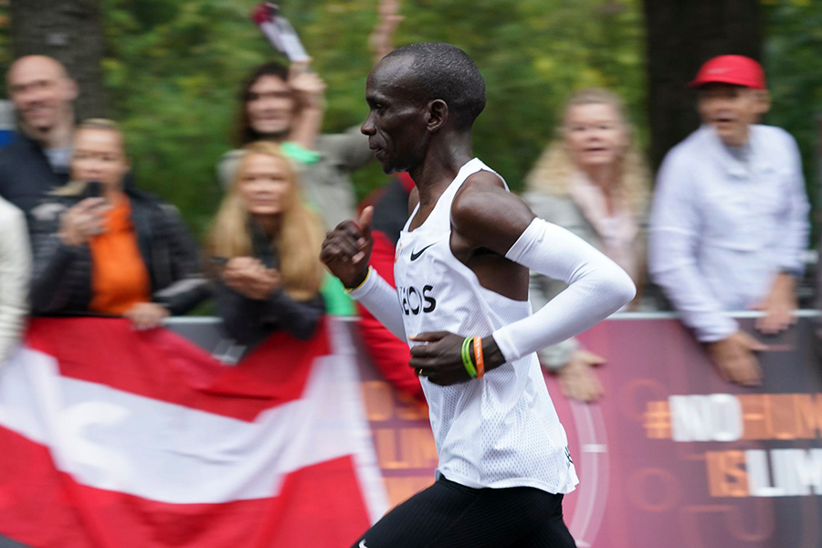 Chùm ảnh siêu ấn tượng Eliud Kipchoge chinh phục Thử thách chạy marathon dưới 2 giờ Chùm ảnh siêu ấn tượng Eliud Kipchoge chinh phục Thử thách chạy marathon dưới 2 giờ