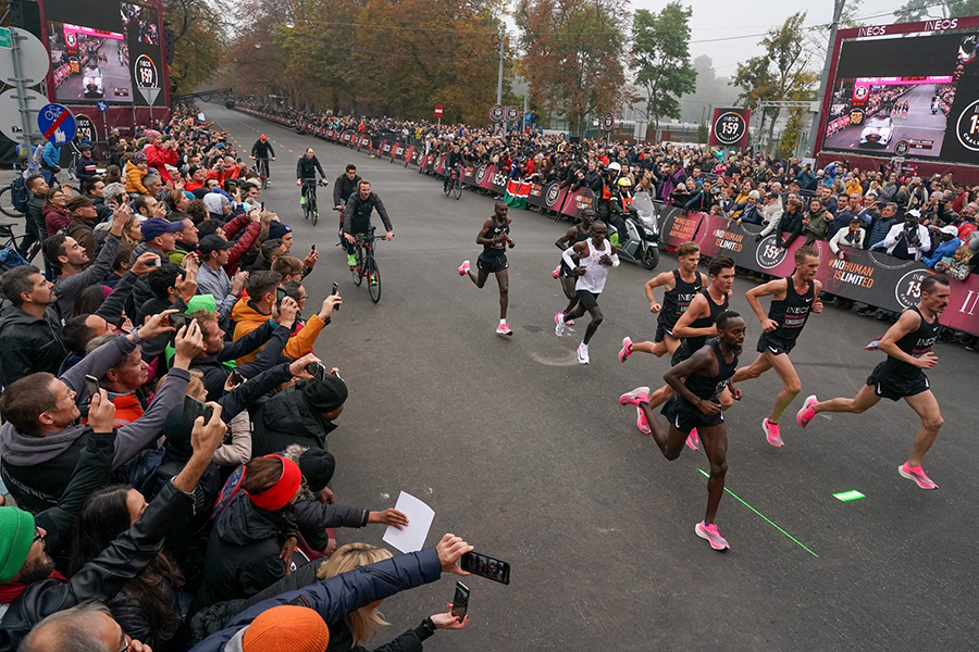 Chùm ảnh siêu ấn tượng Eliud Kipchoge chinh phục Thử thách chạy marathon dưới 2 giờ Chùm ảnh siêu ấn tượng Eliud Kipchoge chinh phục Thử thách chạy marathon dưới 2 giờ