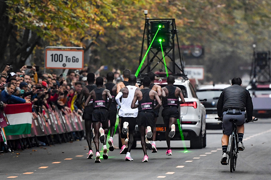 Chùm ảnh siêu ấn tượng Eliud Kipchoge chinh phục Thử thách chạy marathon dưới 2 giờ Chùm ảnh siêu ấn tượng Eliud Kipchoge chinh phục Thử thách chạy marathon dưới 2 giờ