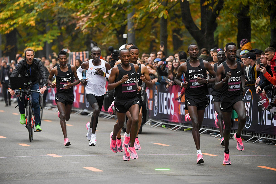 Chùm ảnh siêu ấn tượng Eliud Kipchoge chinh phục Thử thách chạy marathon dưới 2 giờ Chùm ảnh siêu ấn tượng Eliud Kipchoge chinh phục Thử thách chạy marathon dưới 2 giờ
