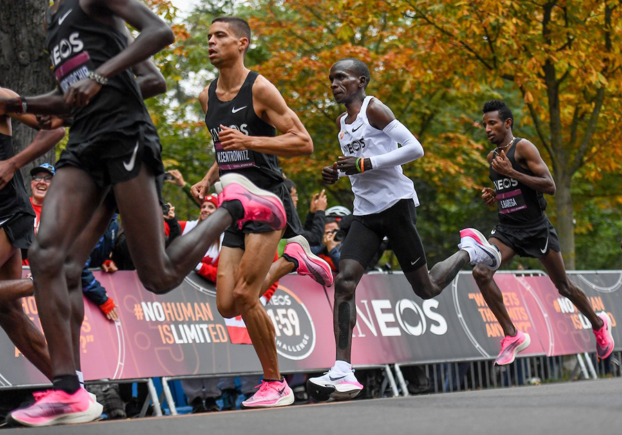 Chùm ảnh siêu ấn tượng Eliud Kipchoge chinh phục Thử thách chạy marathon dưới 2 giờ Chùm ảnh siêu ấn tượng Eliud Kipchoge chinh phục Thử thách chạy marathon dưới 2 giờ