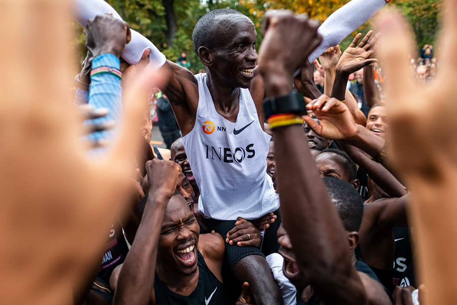 Cả thế giới của Eliud Kipchoge bỗng chốc thu nhỏ với những cái ôm Cả thế giới của Eliud Kipchoge bỗng chốc thu nhỏ với những cái ôm