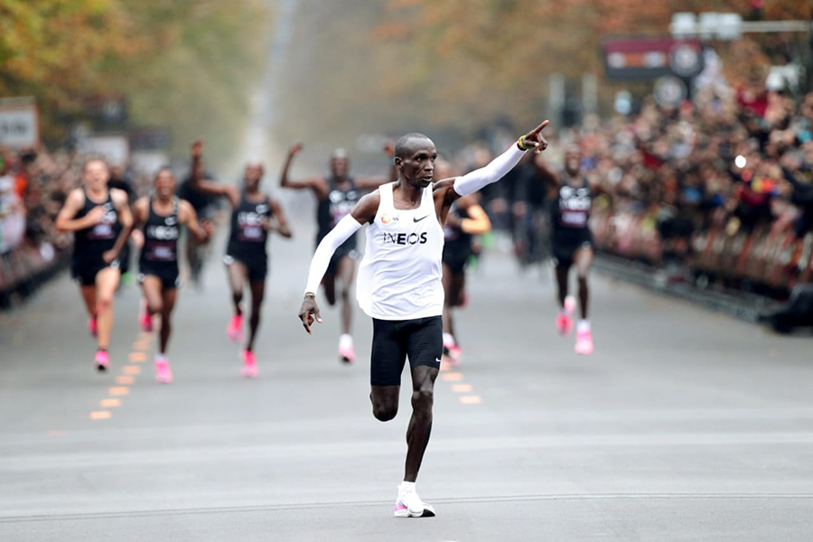 Cả thế giới của Eliud Kipchoge bỗng chốc thu nhỏ với những cái ôm Cả thế giới của Eliud Kipchoge bỗng chốc thu nhỏ với những cái ôm