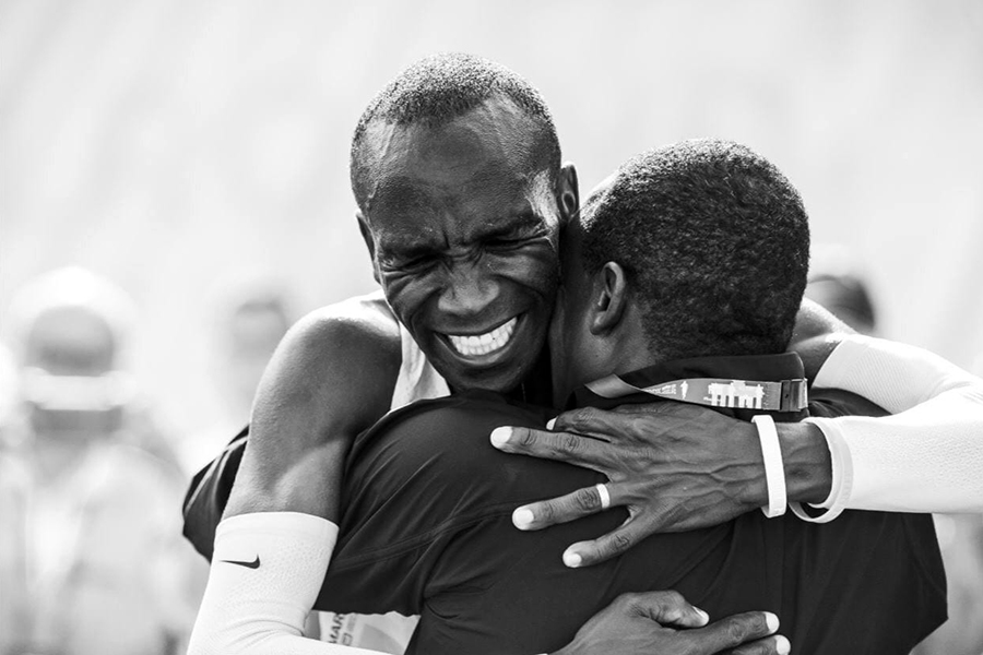 Cả thế giới của Eliud Kipchoge bỗng chốc thu nhỏ với những cái ôm Cả thế giới của Eliud Kipchoge bỗng chốc thu nhỏ với những cái ôm