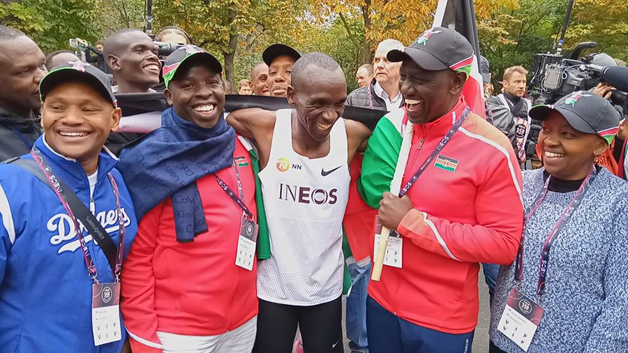 Cả thế giới của Eliud Kipchoge bỗng chốc thu nhỏ với những cái ôm Cả thế giới của Eliud Kipchoge bỗng chốc thu nhỏ với những cái ôm
