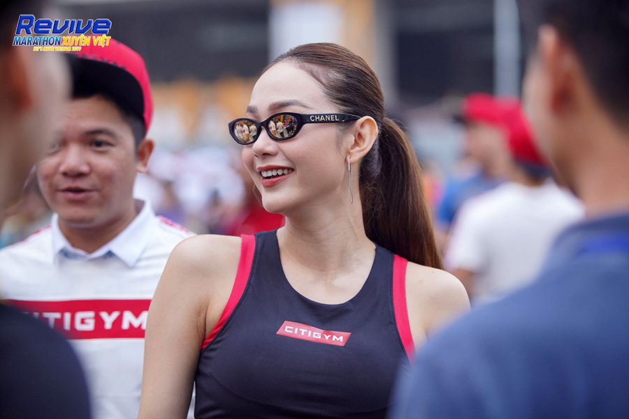 Minh Hằng thử thách 5km với dàn trai 6 múi tại Revive Marathon Xuyên Việt