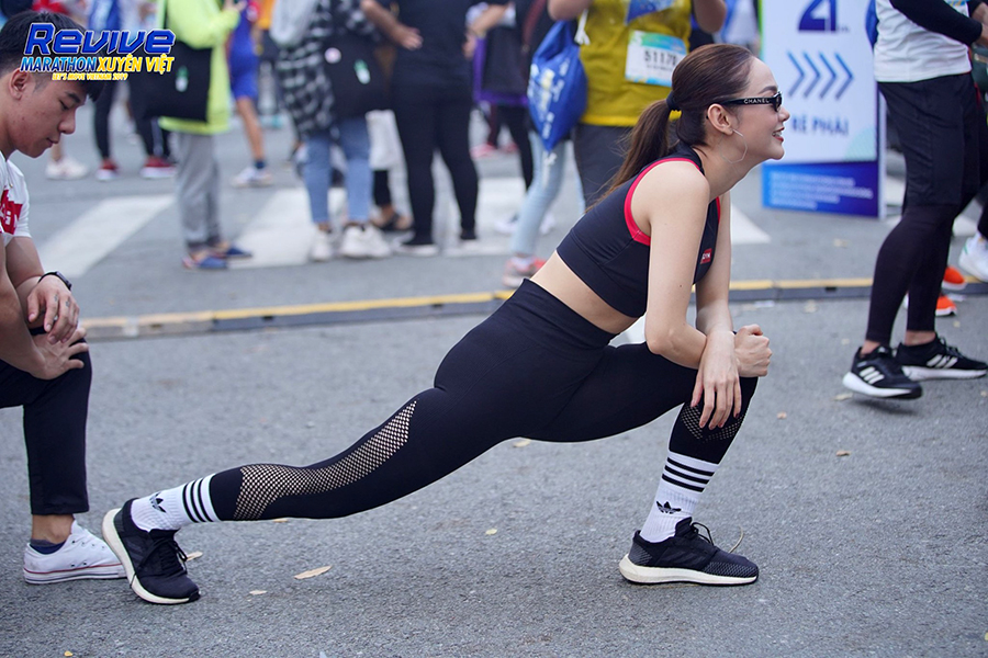 Minh Hằng thử thách 5km với dàn trai 6 múi tại Revive Marathon Xuyên Việt