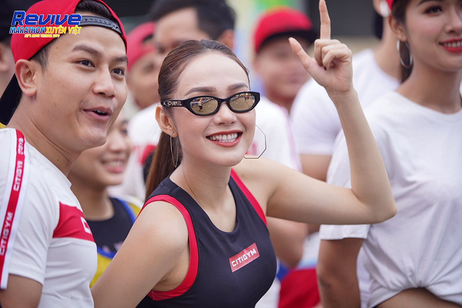 Minh Hằng thử thách 5km với dàn trai 6 múi tại Revive Marathon Xuyên Việt