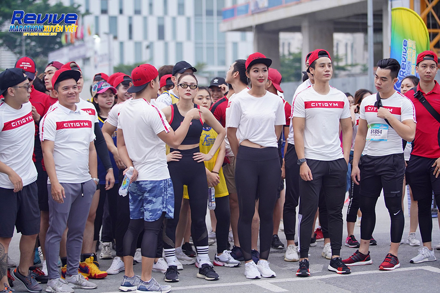 Minh Hằng thử thách 5km với dàn trai 6 múi tại Revive Marathon Xuyên Việt