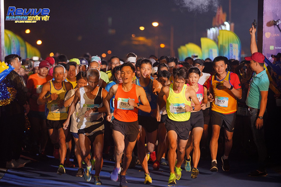 Minh Hằng thử thách 5km với dàn trai 6 múi tại Revive Marathon Xuyên Việt