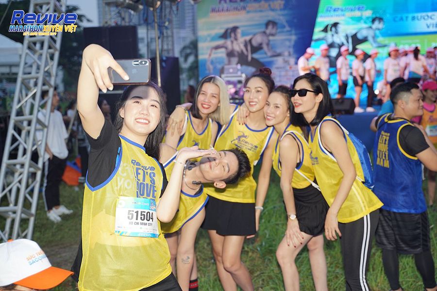 Minh Hằng thử thách 5km với dàn trai 6 múi tại Revive Marathon Xuyên Việt