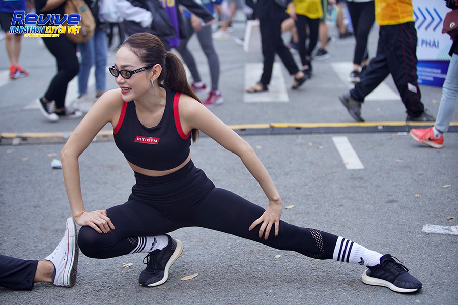 Minh Hằng thử thách 5km với dàn trai 6 múi tại Revive Marathon Xuyên Việt