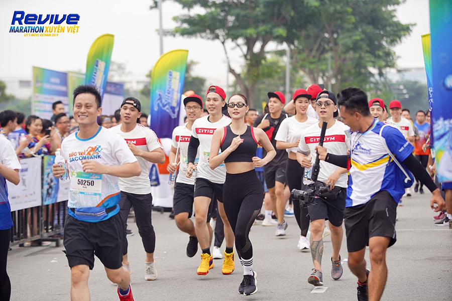 Minh Hằng thử thách 5km với dàn trai 6 múi tại Revive Marathon Xuyên Việt