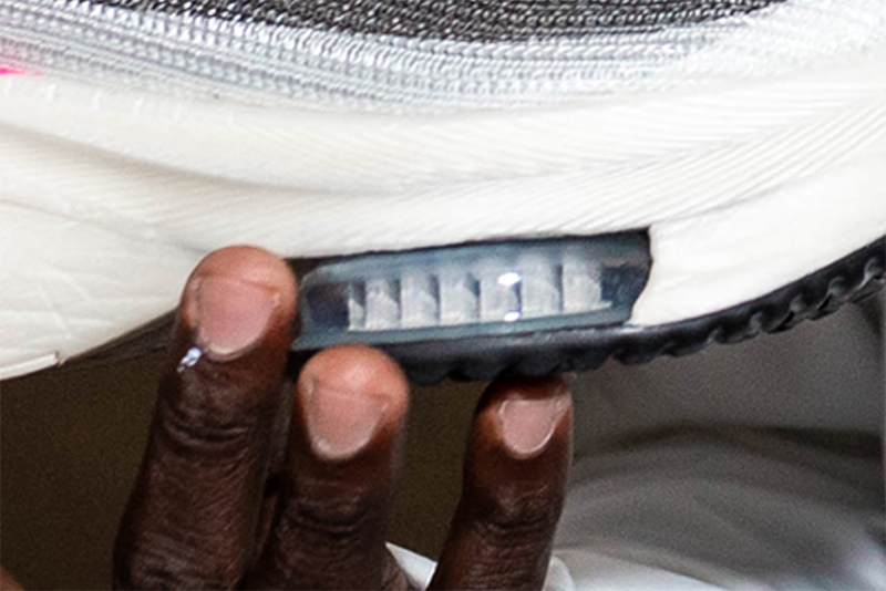 Soi bên trong cực phẩm giày giúp Eliud Kipchoge phá cột mốc marathon 2 giờ Soi bên trong cực phẩm giày giúp Eliud Kipchoge phá cột mốc marathon 2 giờ