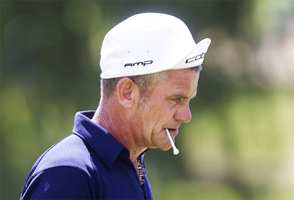 Golfer và trọng tài chuyên nghiệp không nhớ luật trước tình huống chưa từng thấy