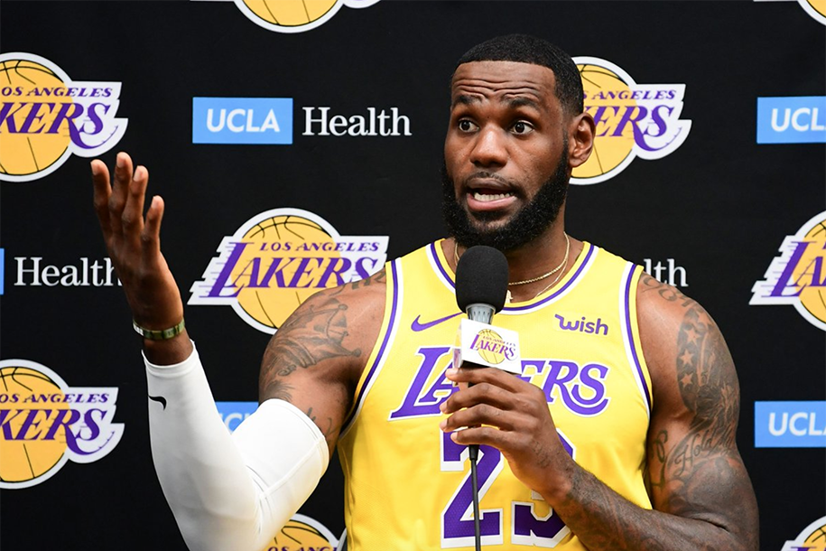 Bên trong buổi họp giữa LeBron James, Adam Silver và các cầu thủ tại NBA China Games
