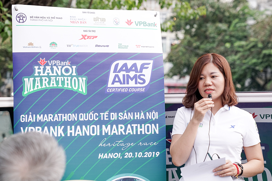 VPBank Hanoi Marathon 2019 họp báo trên xe buýt hai tầng độc đáo VPBank Hanoi Marathon 2019 họp báo trên xe buýt hai tầng độc đáo