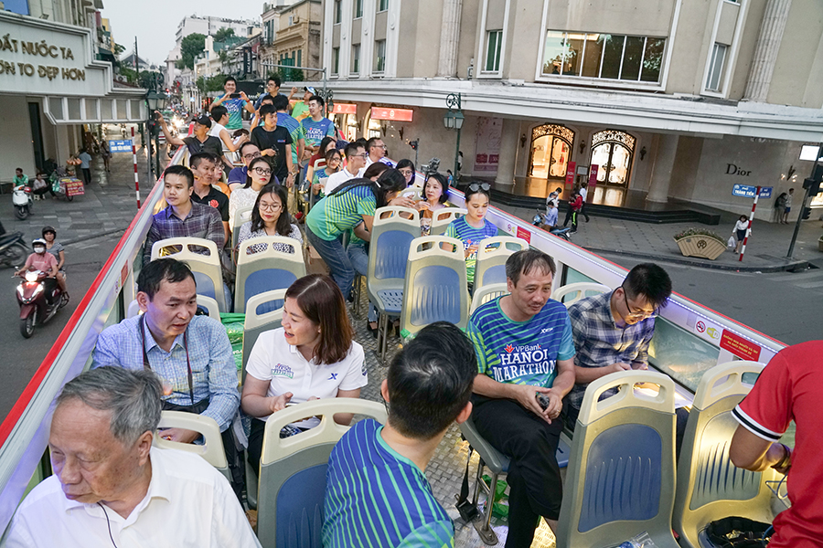VPBank Hanoi Marathon 2019 họp báo trên xe buýt hai tầng độc đáo VPBank Hanoi Marathon 2019 họp báo trên xe buýt hai tầng độc đáo