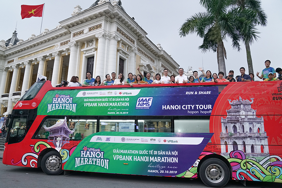 VPBank Hanoi Marathon 2019 họp báo trên xe buýt hai tầng độc đáo VPBank Hanoi Marathon 2019 họp báo trên xe buýt hai tầng độc đáo