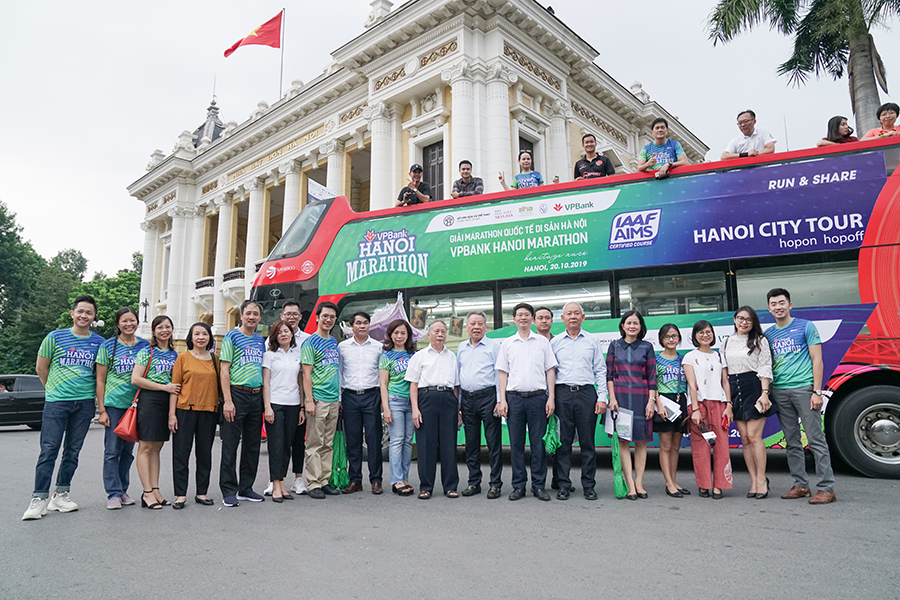 VPBank Hanoi Marathon 2019 họp báo trên xe buýt hai tầng độc đáo VPBank Hanoi Marathon 2019 họp báo trên xe buýt hai tầng độc đáo
