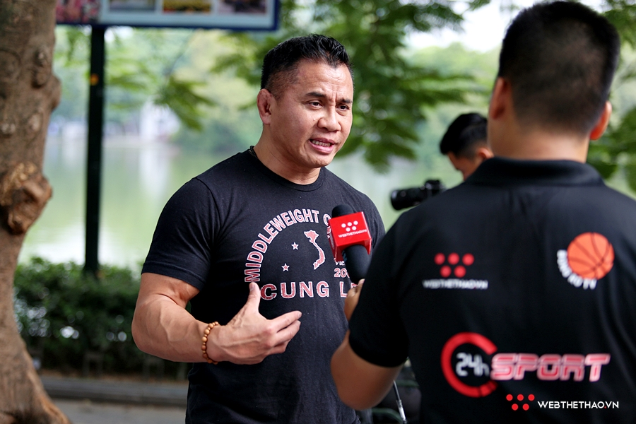 Chùm ảnh võ sĩ Cung Lê tham quan Hà Nội