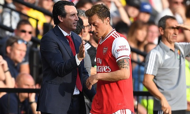 Mesut Ozil tố Arsenal coi anh là vật tế thần cho thất bại Mesut Ozil tố Arsenal coi anh là vật tế thần cho thất bại