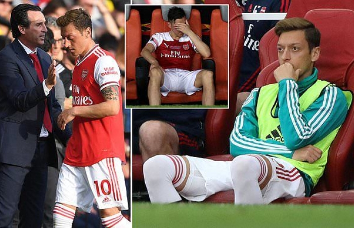 Mesut Ozil tố Arsenal coi anh là vật tế thần cho thất bại