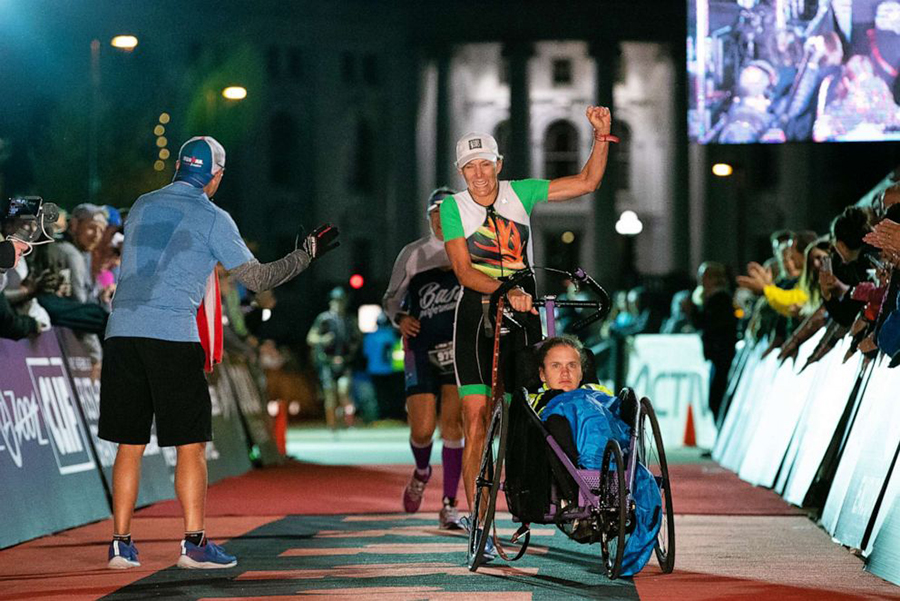 “Người mẹ sắt” hoàn thành Ironman 140.6 cùng con gái bị liệt