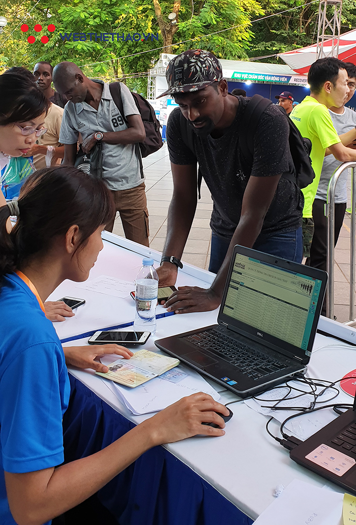 Hai elite Kenya được săn đón ngay khi tới lấy racekit VPBank Hanoi Marathon 2019 Hai elite Kenya được săn đón ngay khi tới lấy racekit VPBank Hanoi Marathon 2019