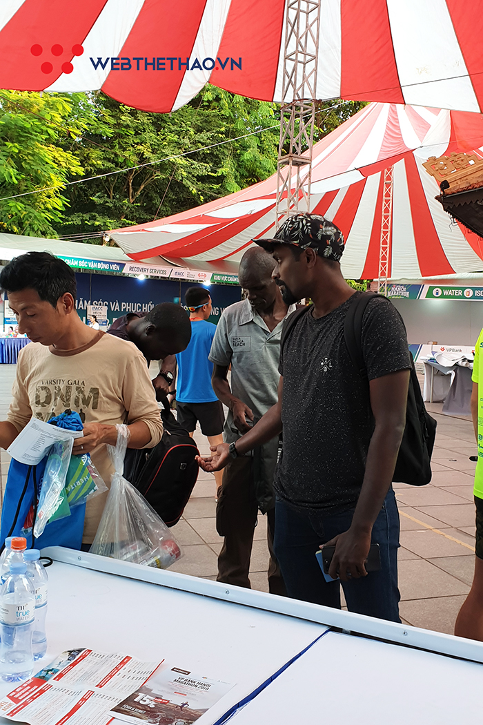 Hai elite Kenya được săn đón ngay khi tới lấy racekit VPBank Hanoi Marathon 2019 Hai elite Kenya được săn đón ngay khi tới lấy racekit VPBank Hanoi Marathon 2019