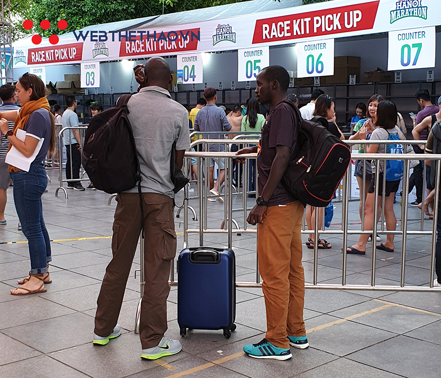 Hai elite Kenya được săn đón ngay khi tới lấy racekit VPBank Hanoi Marathon 2019 Hai elite Kenya được săn đón ngay khi tới lấy racekit VPBank Hanoi Marathon 2019