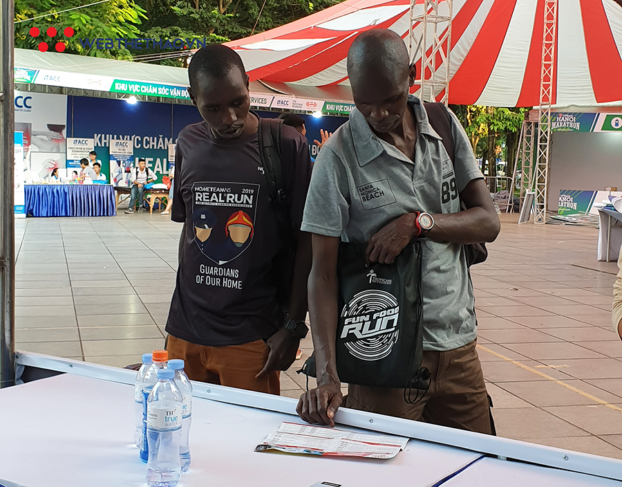 Hai elite Kenya được săn đón ngay khi tới lấy racekit VPBank Hanoi Marathon 2019 Hai elite Kenya được săn đón ngay khi tới lấy racekit VPBank Hanoi Marathon 2019