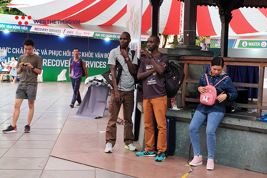 Hai elite Kenya được săn đón ngay khi tới lấy racekit VPBank Hanoi Marathon 2019 Hai elite Kenya được săn đón ngay khi tới lấy racekit VPBank Hanoi Marathon 2019