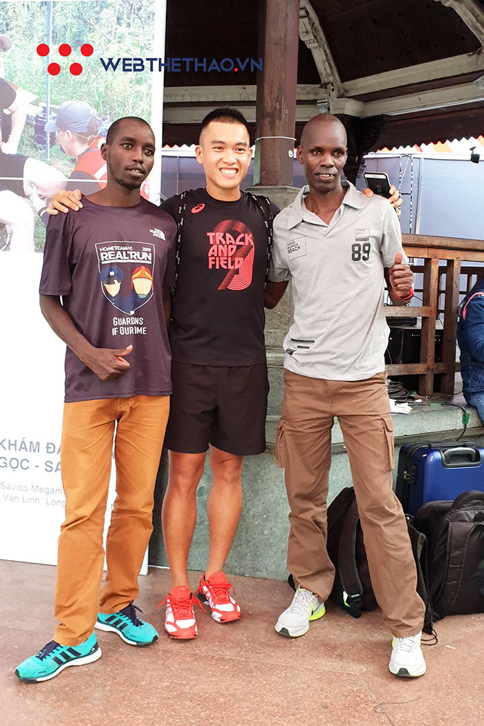 Hai elite Kenya được săn đón ngay khi tới lấy racekit VPBank Hanoi Marathon 2019 Hai elite Kenya được săn đón ngay khi tới lấy racekit VPBank Hanoi Marathon 2019