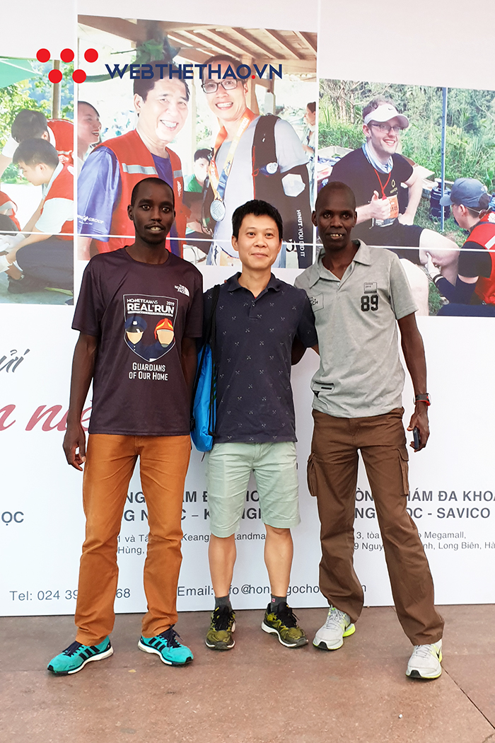 Hai elite Kenya được săn đón ngay khi tới lấy racekit VPBank Hanoi Marathon 2019 Hai elite Kenya được săn đón ngay khi tới lấy racekit VPBank Hanoi Marathon 2019